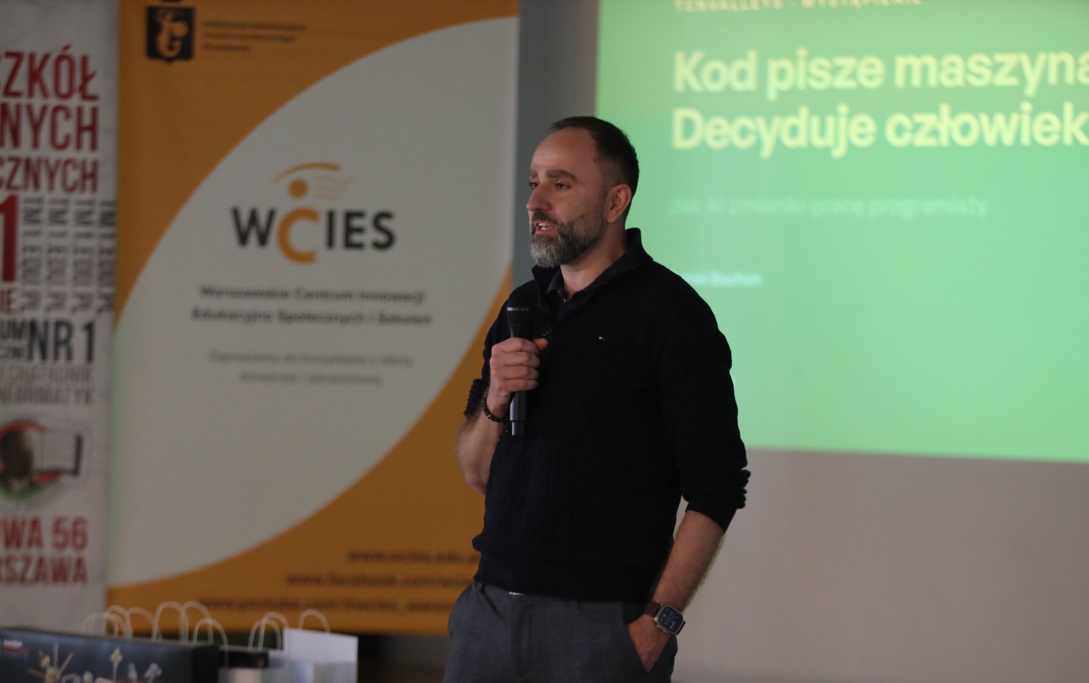 Daniel Bachan podczas wystąpienia w ZSLiT nr 1