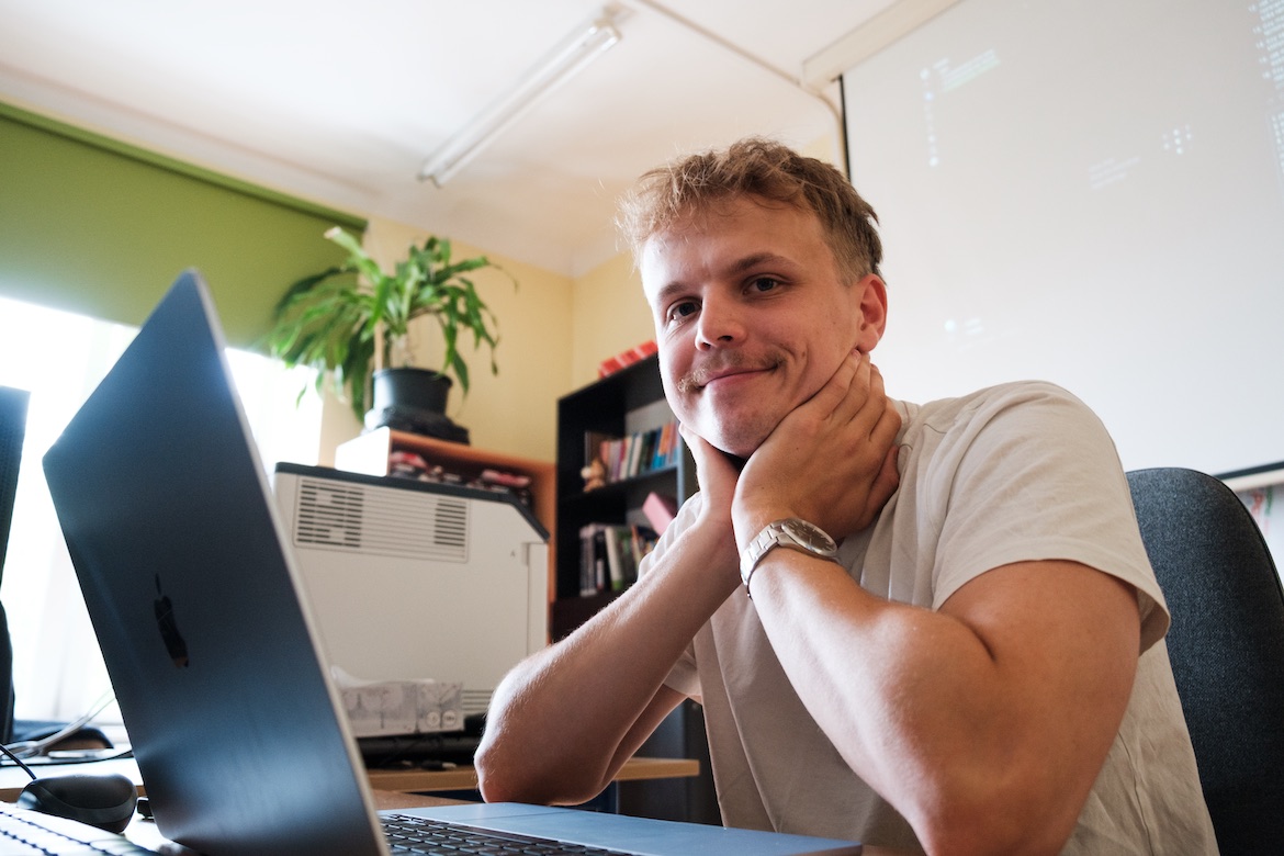 Oliwier Szypczyn przy laptopie w pracowni komputerowej ZSLiT nr 1