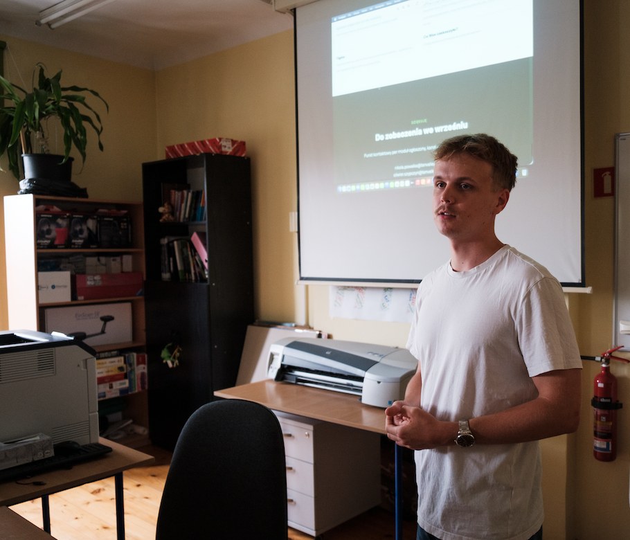 Prowadzący przy ostatnim slajdzie szkolenia: Do zobaczenia we wrześniu